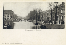 2056 Gezicht op de Stadsbuitengracht te Utrecht met rechts de Bemuurde Weerd O.Z., in het midden de Weerdsluis en ...